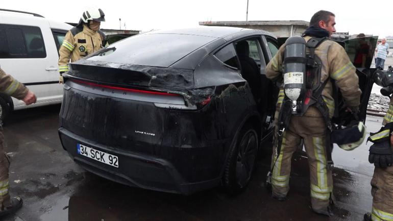 Bayrampaşada kamyonette çıkan yangın yanındaki araca sıçradı