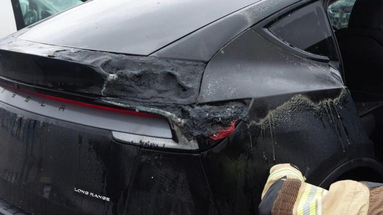 Bayrampaşada kamyonette çıkan yangın yanındaki araca sıçradı