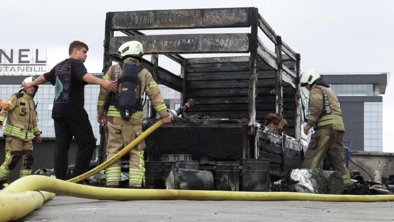 Bayrampaşada kamyonette çıkan yangın yanındaki araca sıçradı