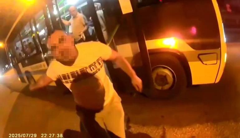 Kullandığı motosikletle otobüsle refüjün arasında sıkışmaktan ani fren yaparak kurtuldu