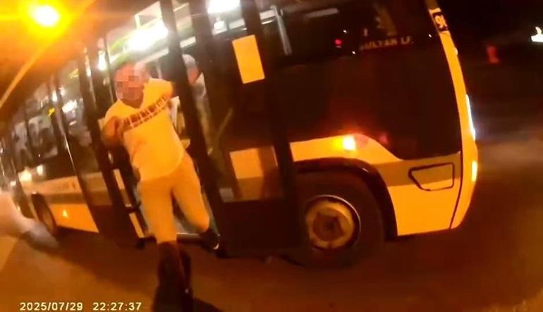 Kullandığı motosikletle otobüsle refüjün arasında sıkışmaktan ani fren yaparak kurtuldu