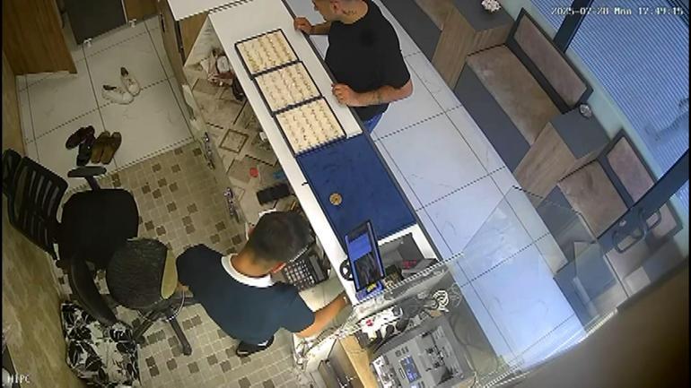 Kuyumcudan yüzük hırsızlığı kamerada