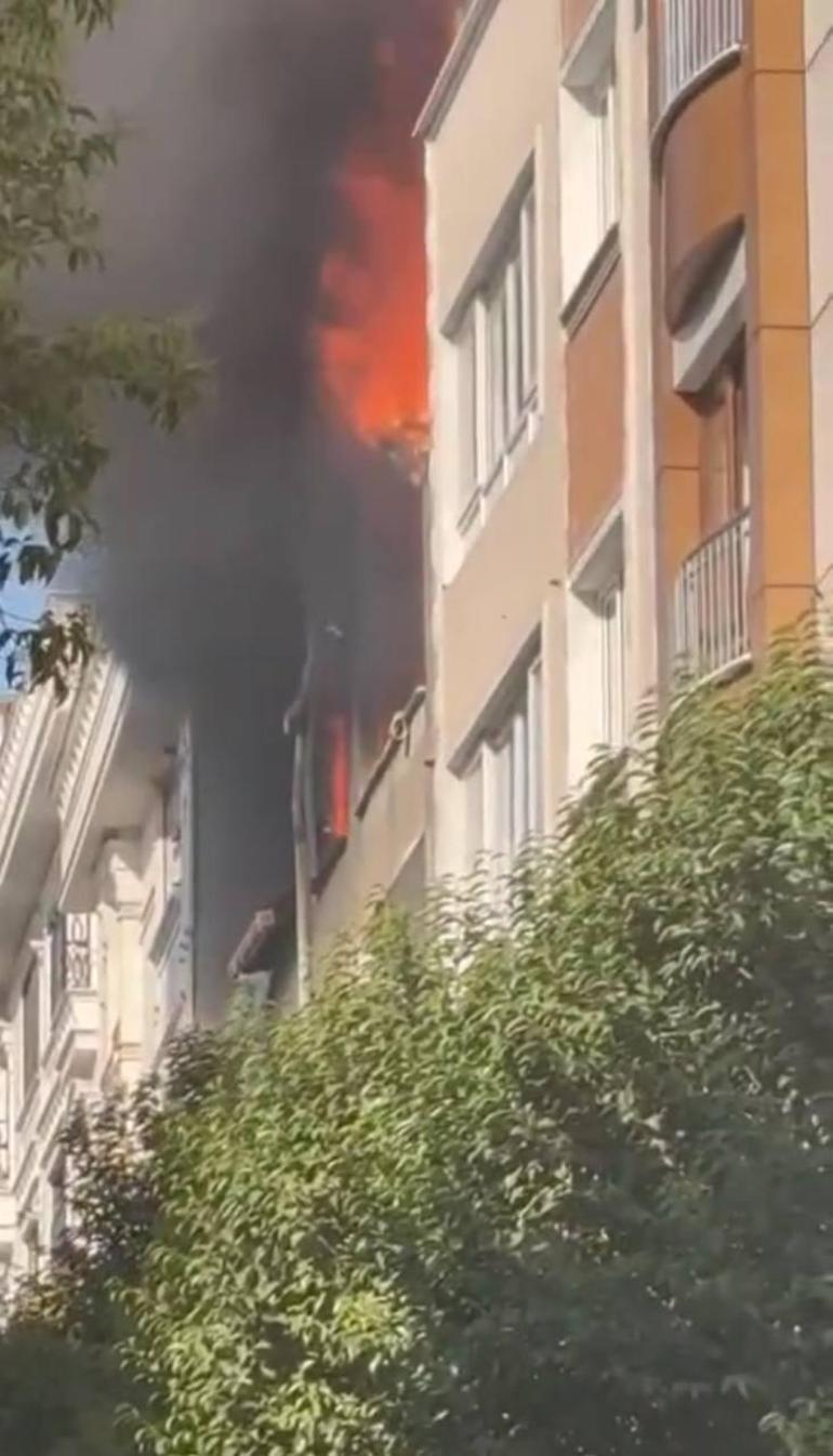 Bayrampaşa’da metruk binanın çatısında çıkan yangın, bitişikteki iki binaya sıçradı