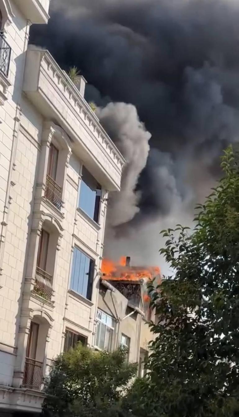 Bayrampaşa’da metruk binanın çatısında çıkan yangın, bitişikteki iki binaya sıçradı