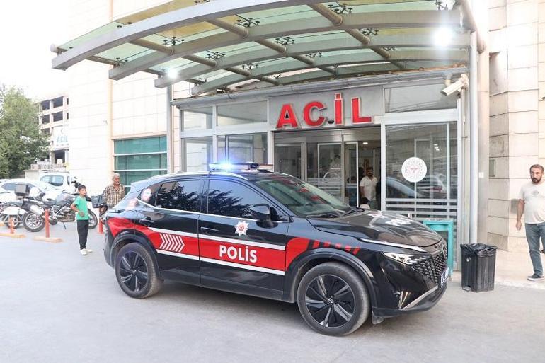 Acil servise girip, doktor ve güvenlik görevlisini bıçakladı; o anlar kamerada