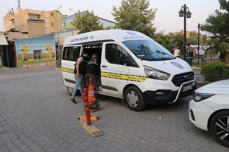 Acil servise girip, doktor ve güvenlik görevlisini bıçakladı; o anlar kamerada