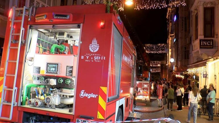 Beyoğlunda eğlence mekanının çatısında çıkan yangın söndürüldü