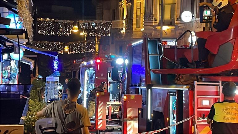 Beyoğlunda eğlence mekanının çatısında çıkan yangın söndürüldü