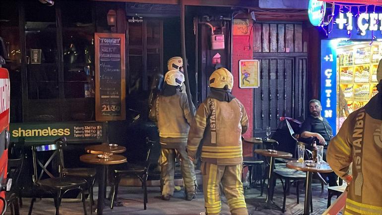 Beyoğlunda eğlence mekanının çatısında çıkan yangın söndürüldü