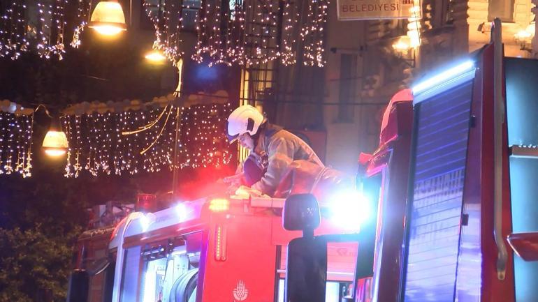 Beyoğlunda eğlence mekanının çatısında çıkan yangın söndürüldü