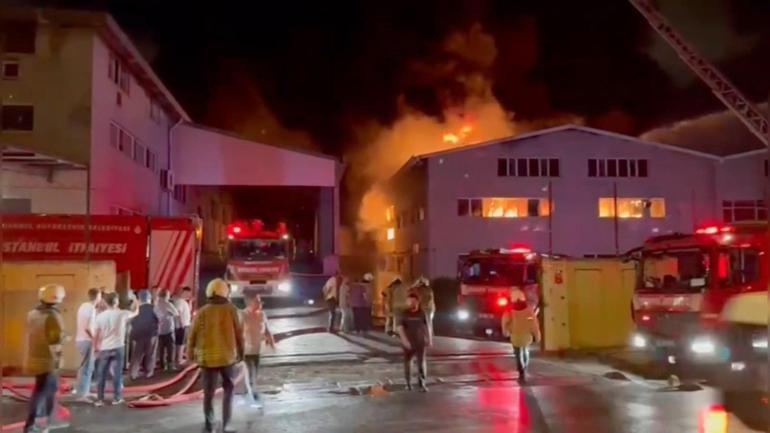 Arnavutköyde sünger ve plastik fabrikasındaki yangın söndürüldü