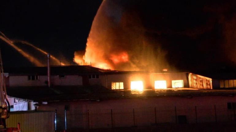 Arnavutköyde sünger ve plastik fabrikasındaki yangın söndürüldü