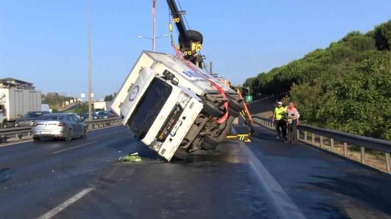 Başakşehir TEM Otoyolunda kamyonet devrildi; trafik yoğunluğu oluştu
