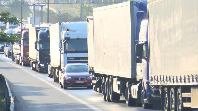 Başakşehir TEM Otoyolunda kamyonet devrildi; trafik yoğunluğu oluştu