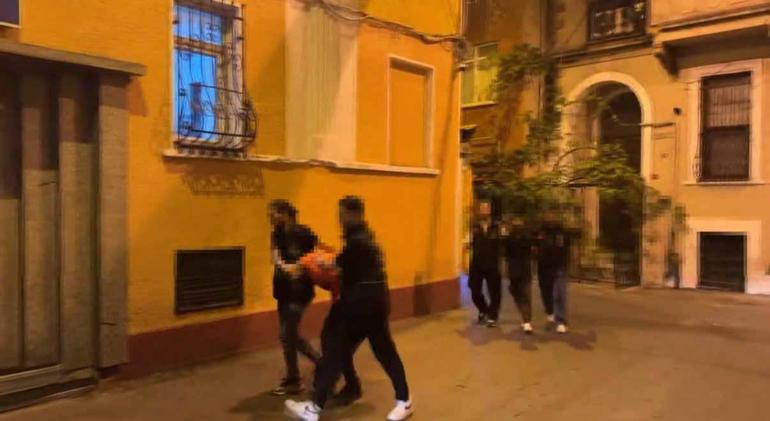 Taksimde 67 yaşındaki adamın boğazını sıkıp gasbettiler; o anlar kamerada