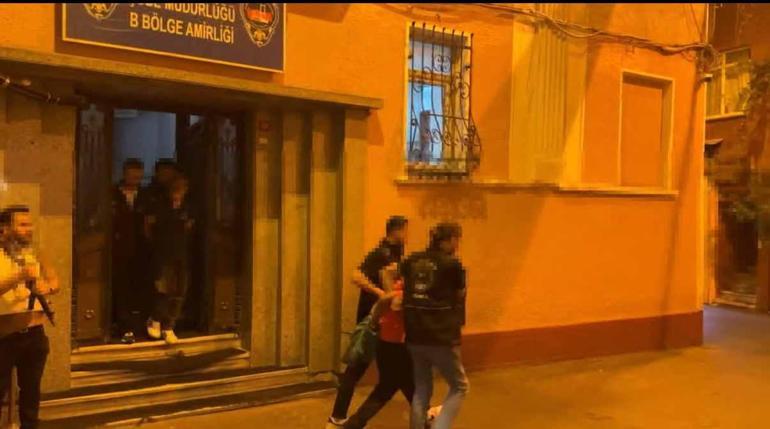 Taksimde 67 yaşındaki adamın boğazını sıkıp gasbettiler; o anlar kamerada