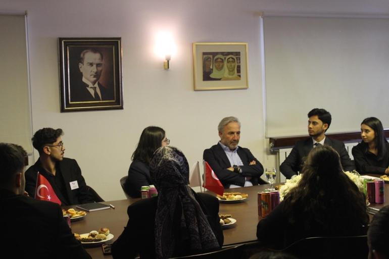 Akfen Holding Yönetim Kurulu Başkanı Hamdi Akın, TİKAV bursiyerleri ile bir araya geldi