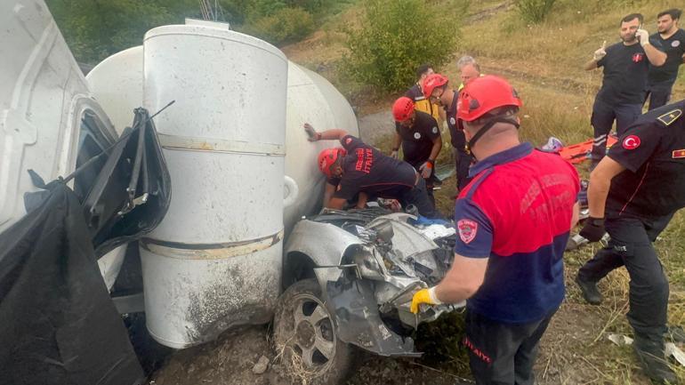Beton mikseri, otomobilin üzerine devrildi; 1 ölü, 1 yaralı
