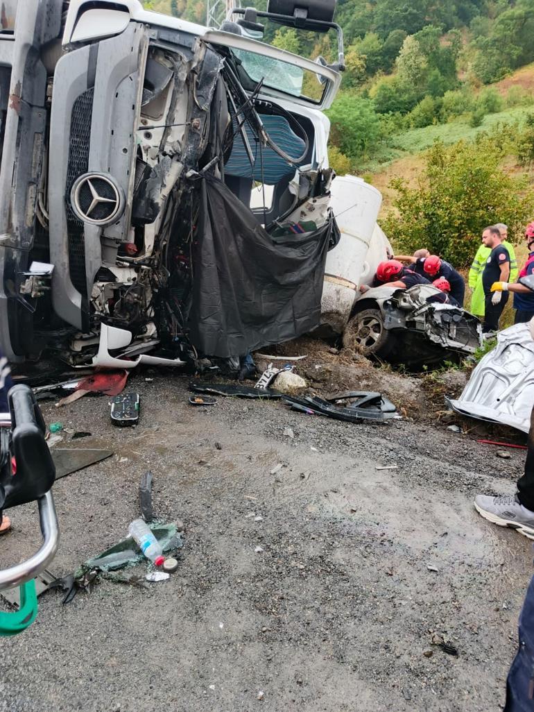 Beton mikseri, otomobilin üzerine devrildi; 1 ölü, 1 yaralı