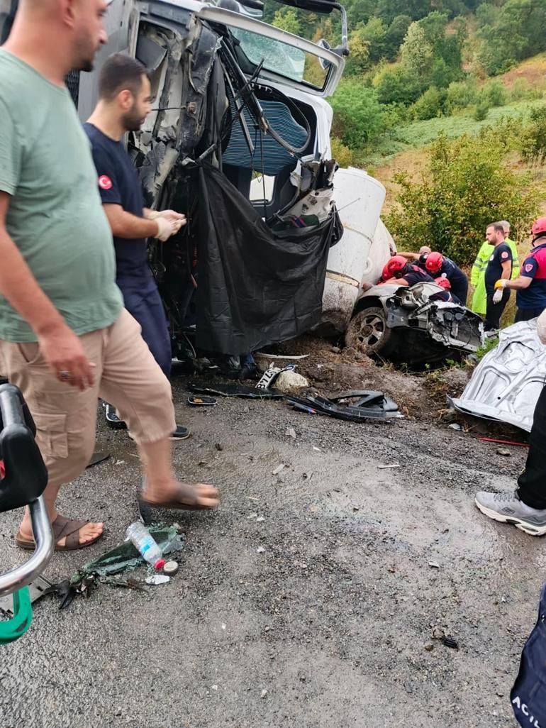 Beton mikseri, otomobilin üzerine devrildi; 1 ölü, 1 yaralı