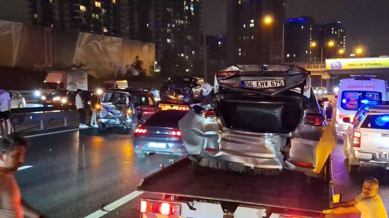 Eyüpsultanda 16 aracın karıştığı zincirleme kaza: 6 yaralı