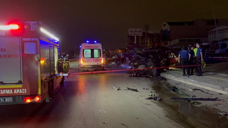 Bursada, hafif ticari araçla çarpışan otomobildeki 2 kardeş hayatını kaybetti