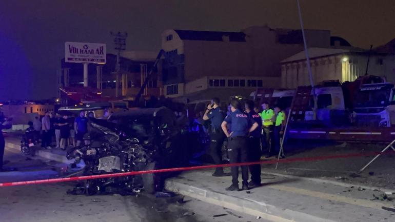 Bursada, hafif ticari araçla çarpışan otomobildeki 2 kardeş hayatını kaybetti