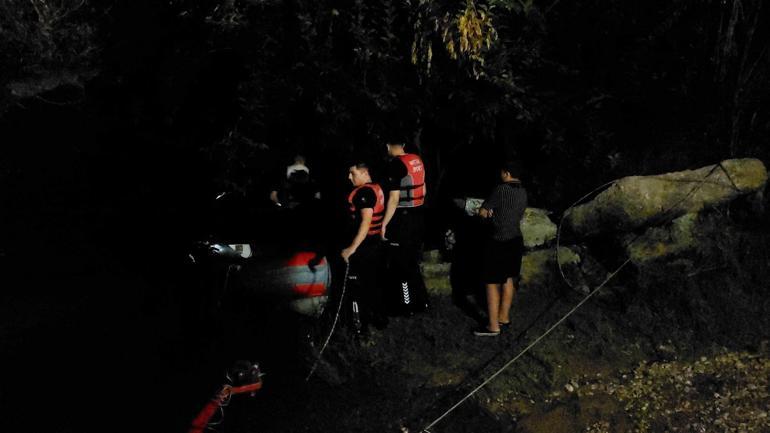 Su seviyesi yükselince ırmaktaki adacıkta mahsur kalan 2 kişi kurtarıldı