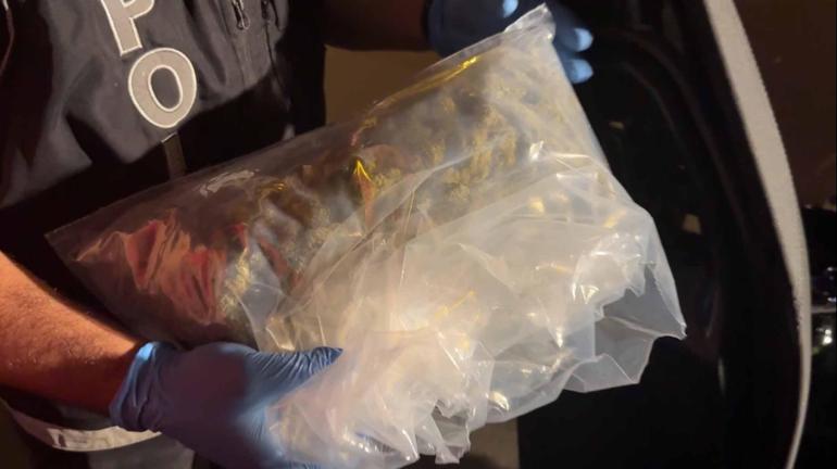 Sarıyerde motosikletli kurye uyuşturucu taşırken yakalandı