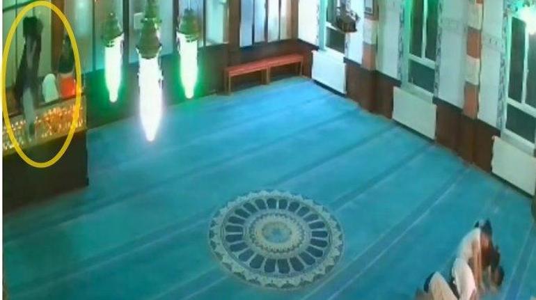 İmam, namaz sırasında mahfilden düşen çocuğu kurtardı