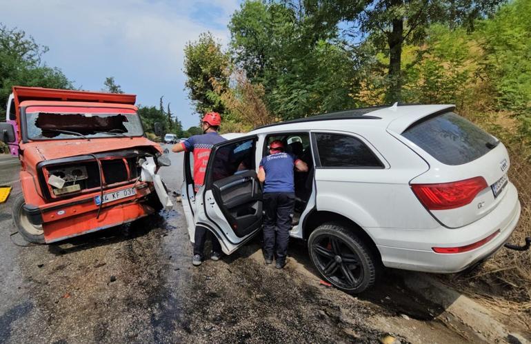 Sakaryada kamyonet ile cip çarpıştı; 4ü çocuk 5 yaralı