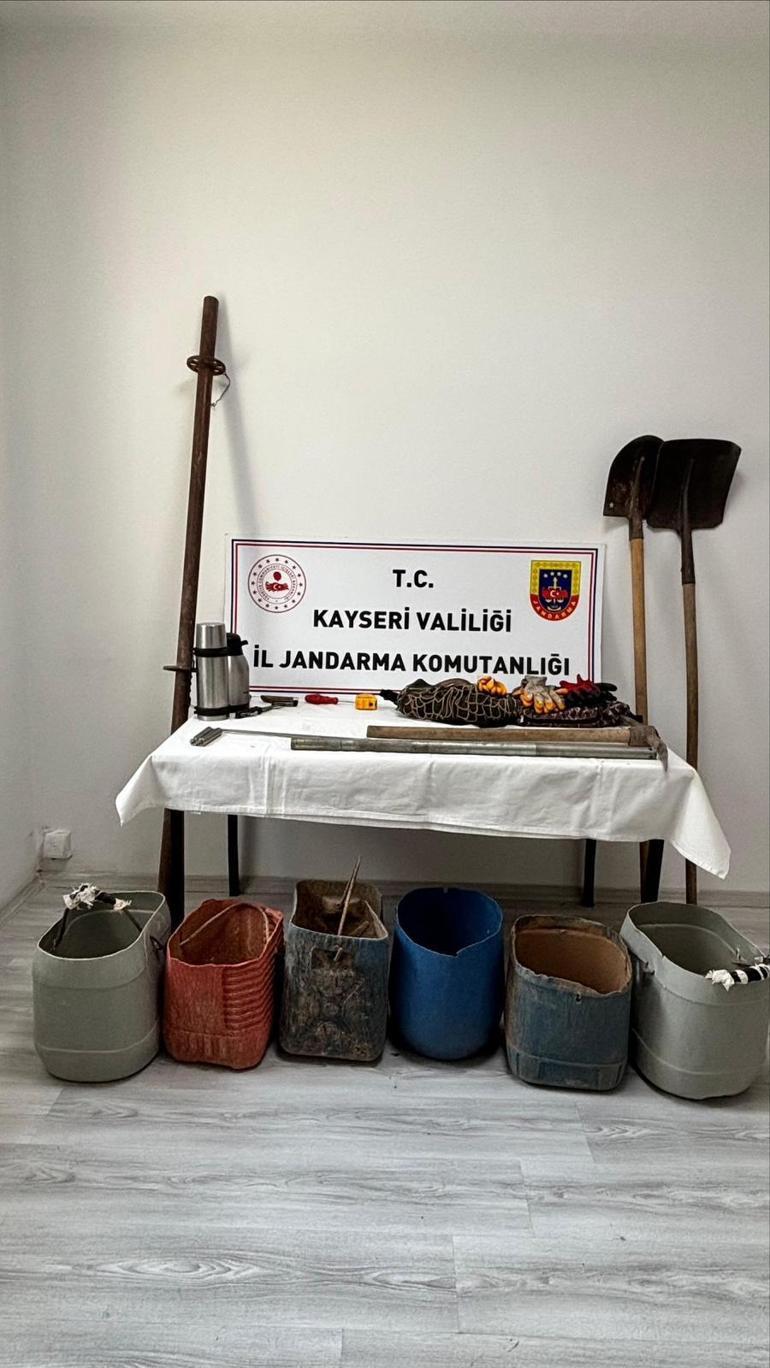 Kaçak kazı yapan 4 kişi fotokapana yakalandı; jandarmanın operasyonu dron kamerasında