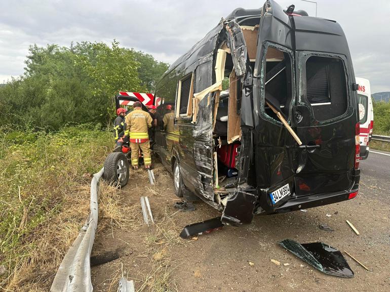 Düzce’de VIP minibüs bariyere çarptı; 7 yaralı