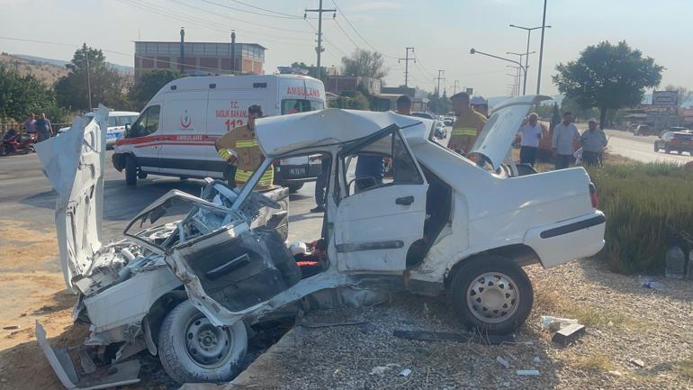 Manisa’da yolcu otobüsü ile otomobil çarpıştı; karı- koca öldü, 1 yaralı