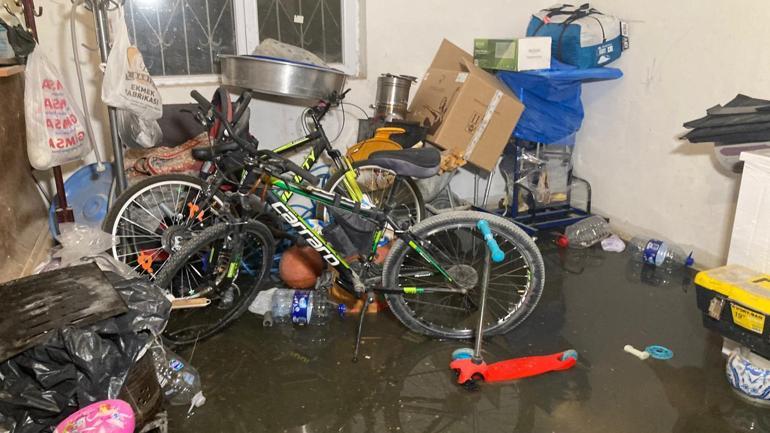 Ankarada sağanak; ev ve iş yerlerini su bastı, araçlar yolda kaldı