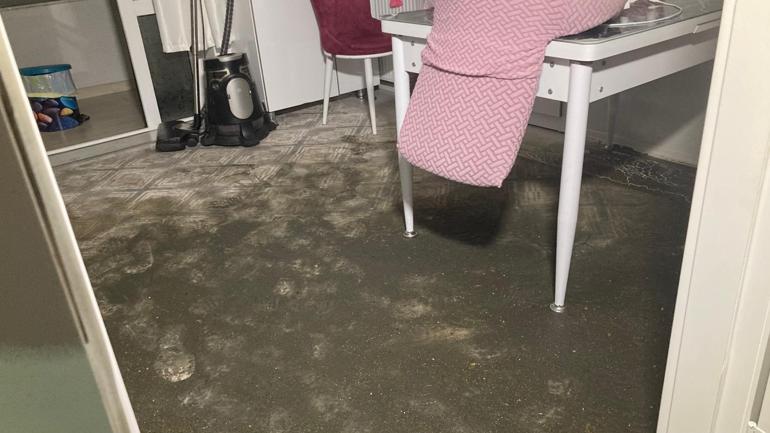 Ankarada sağanak; ev ve iş yerlerini su bastı, araçlar yolda kaldı