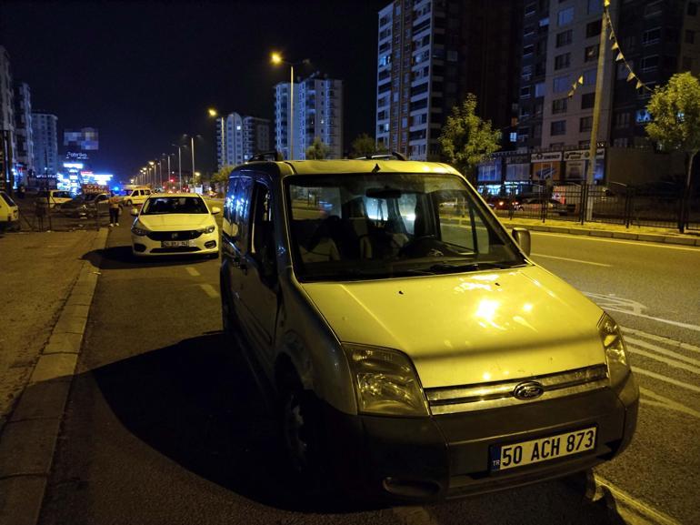 Hafif ticari aracın çarpıp, otomobilin ezdiği kadın öldü; kaza anı güvenlik kamerasında