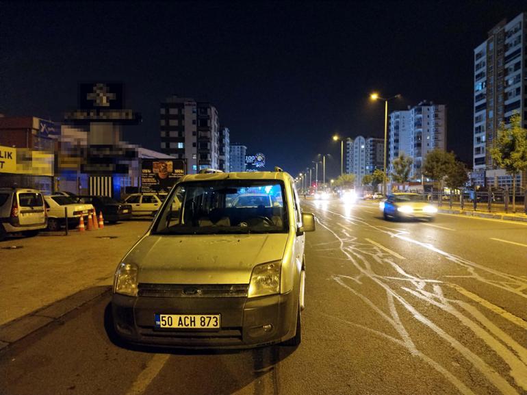 Hafif ticari aracın çarpıp, otomobilin ezdiği kadın öldü; kaza anı güvenlik kamerasında