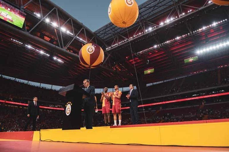 Galatasaray, Osimhen ve Sane için statta imza töreni düzenledi