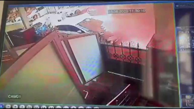 Küçükçekmece’de kentsel dönüşüm kapsamında yıkılan bina bitişikteki apartmanın üzerine çöktü