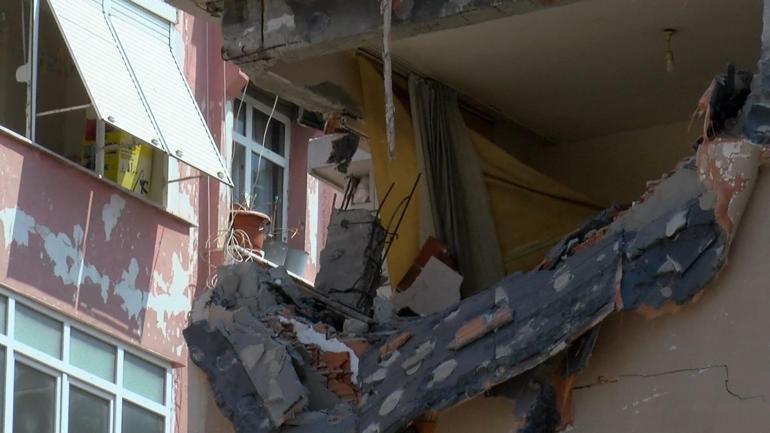 Küçükçekmece’de kentsel dönüşüm kapsamında yıkılan bina bitişikteki apartmanın üzerine çöktü
