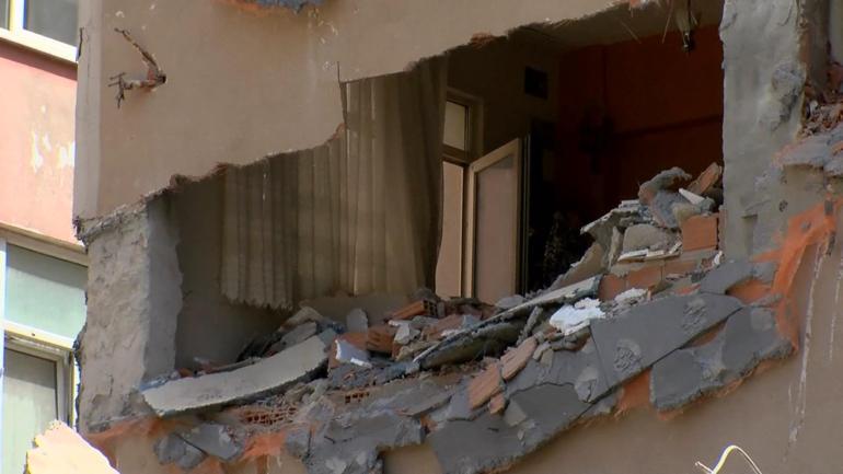 Küçükçekmece’de kentsel dönüşüm kapsamında yıkılan bina bitişikteki apartmanın üzerine çöktü