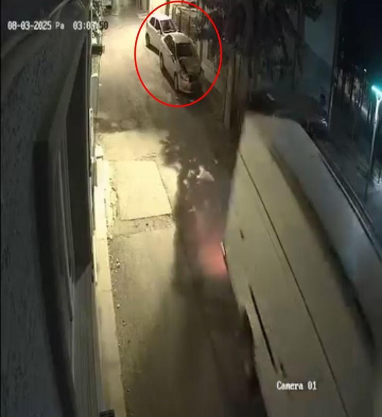 Minibüsüyle geri manevra yaparken, 2 otomobile çarpıp kaçtı; o anlar kamerada