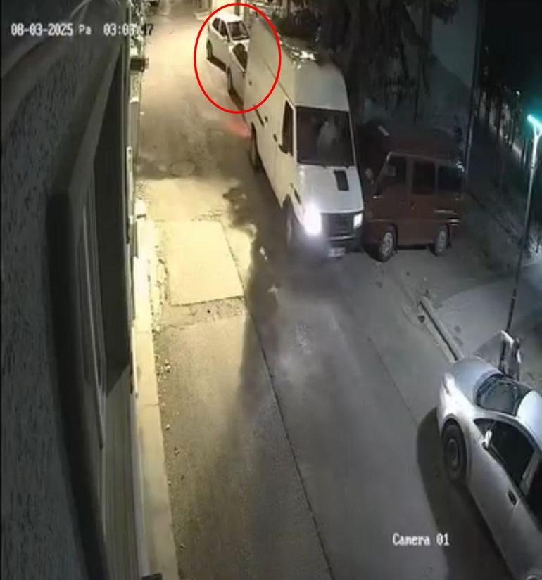 Minibüsüyle geri manevra yaparken, 2 otomobile çarpıp kaçtı; o anlar kamerada