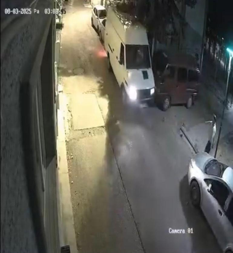Minibüsüyle geri manevra yaparken, 2 otomobile çarpıp kaçtı; o anlar kamerada