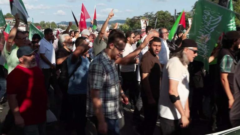 İsrailin Gazzedeki saldırılarını protesto eden grup ABD Konsolosluğuna yürüdü