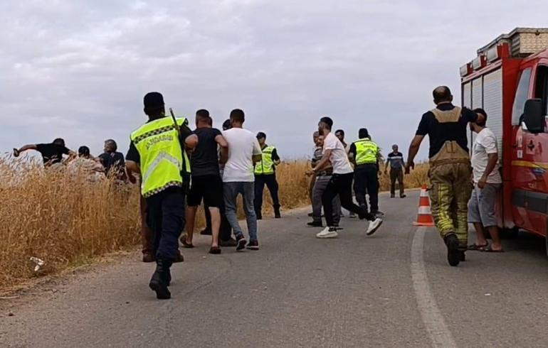 Takla atan otomobilin sürücüsü öldü, kaza yerine gelen yakınları araçta hafif yaralanan kişiye saldırdı