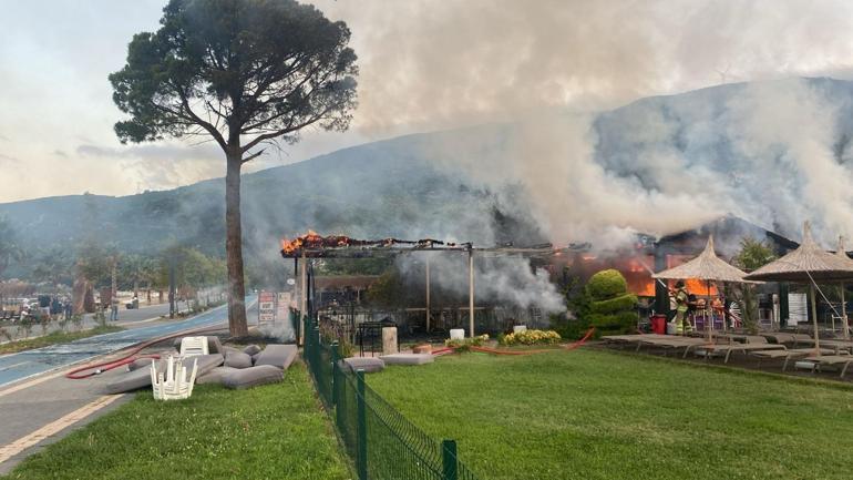 Otelin, bahçesindeki bar bölümünde çıkan yangın söndürüldü