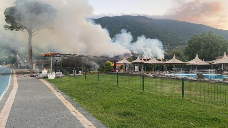 Otelin, bahçesindeki bar bölümünde çıkan yangın söndürüldü