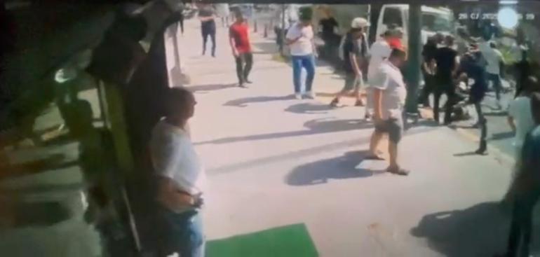 Kağıthanede yolu kapatan nakliyeciye esnaftan meydan dayağı; o anlar kamerada